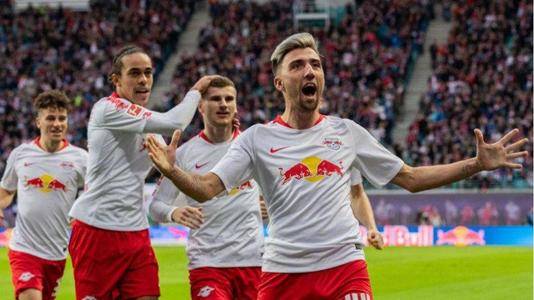 詹姆斯背身单打得分，引领球队节奏（詹姆斯背打取分，掌控比赛节奏）