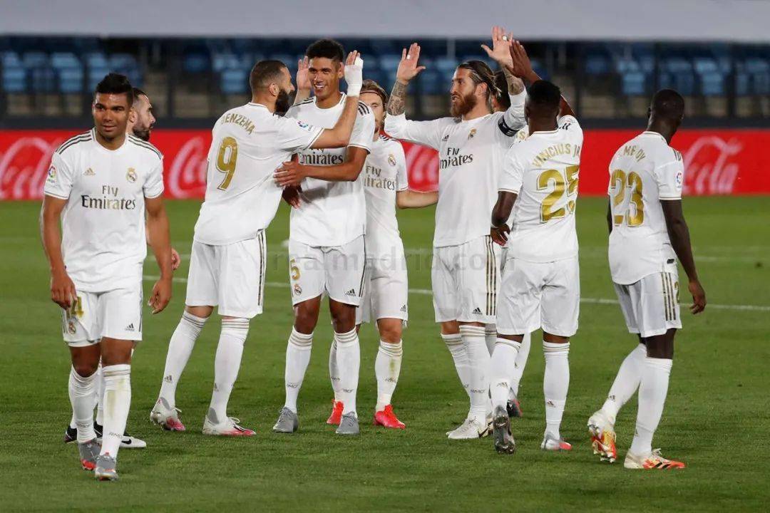 库里28+4 巴特勒伤退 勇士力克太阳（库里砍下28+4 巴特勒伤退 勇士险胜太阳）