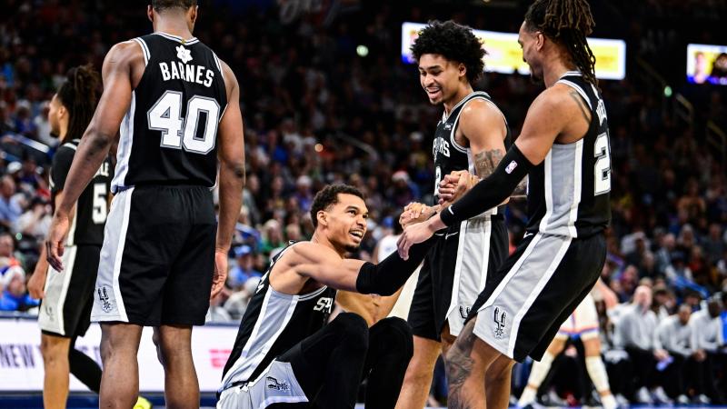 球迷现场尖叫不断（球迷现场尖叫声此起彼伏）