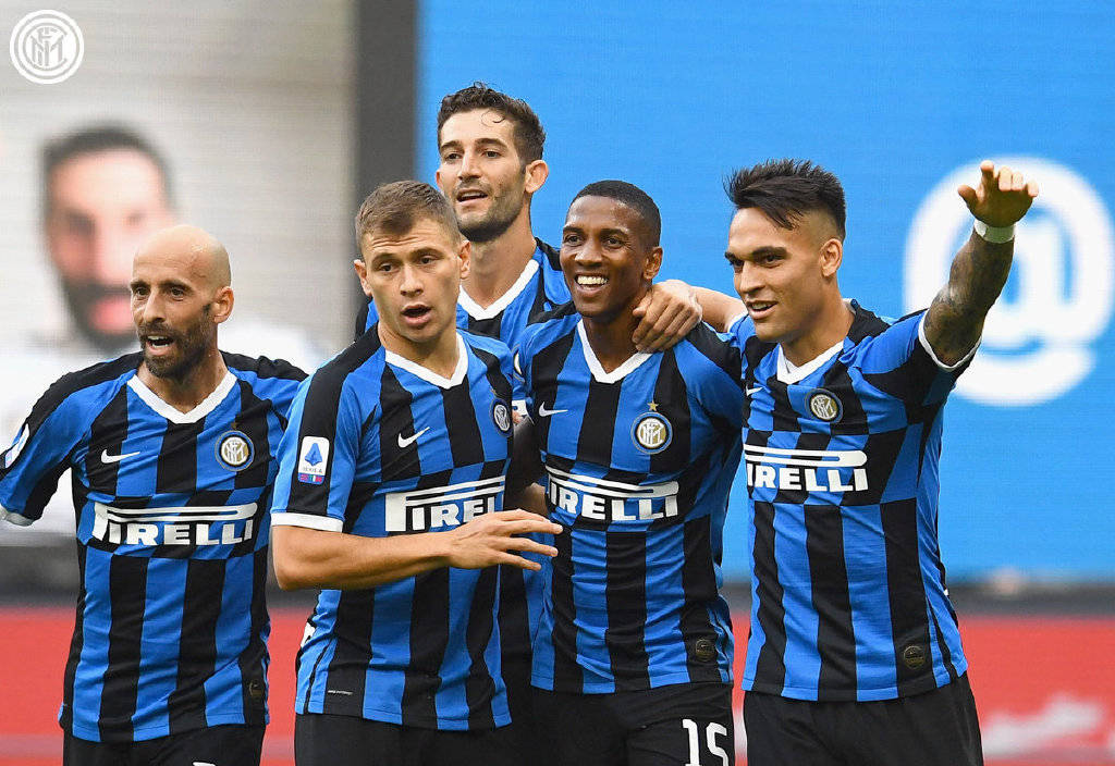 欧冠淘汰赛门票暴涨引发球迷抗议（欧冠淘汰赛票价飙升引发球迷集体抗议）