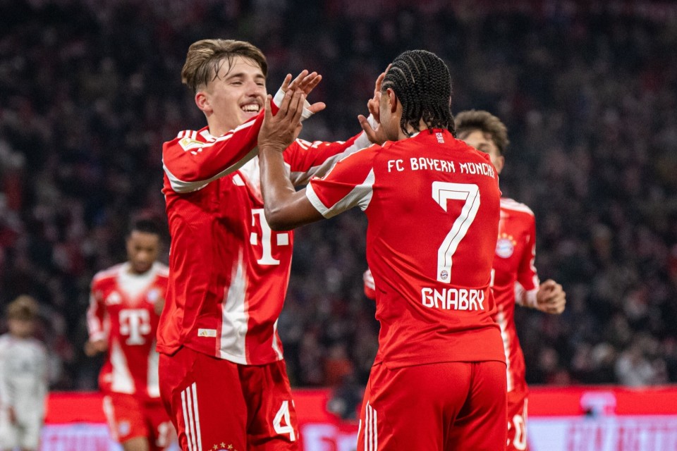 重庆球迷邀请“铁帅”李章洙吃火锅：李章洙很喜欢重庆的麻辣（重庆球迷邀“铁帅”李章洙品火锅，他坦言钟情山城麻辣）