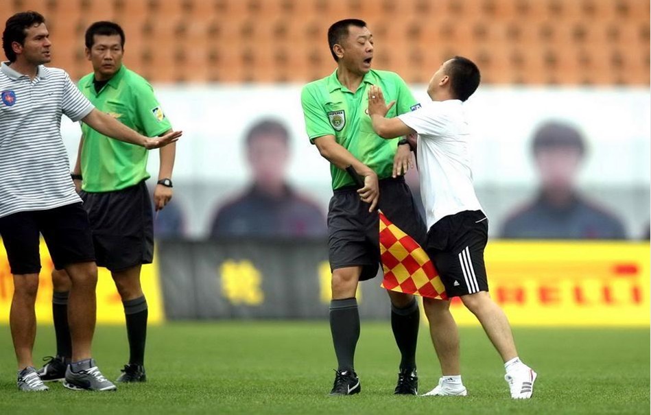 汪涵陪儿子马术比赛展现轻松生活面，体现家庭关怀与育儿智慧，引发网友热议。（汪涵陪儿参加马术赛，轻松生活与家庭关怀尽显，育儿智慧引发热议）